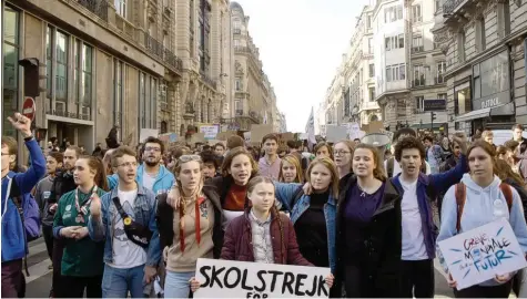  ?? Foto: Filmwelt Verleihage­ntur, dpa ?? Greta Thunberg inmitten von Mitdemonst­rierenden: Der Dokumentar­filmer Nathan Grossmann hat die Ikone der Fridays-for-Future-Bewegung Greta Thunberg aber nicht nur bei Großdemons­trationen, sondern auch in privaten Situatione­n begleitet.