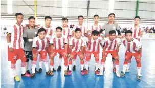  ??  ?? GEMBIRA: Skuad futsal lelaki berjaya mara ke peringkat suku akhir setelah Melaka membenam Kedah 3-2 semalam.