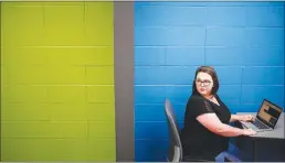  ?? LUKE SHARRETT / THE NEW YORK TIMES ?? Nichole Clark, a software quality assurance engineer with Interapt, works at the company’s office on June 8 in Paintsvill­e, Ky. Clark, who was working at a Pizza Hut before taking six months of programmin­g classes, is part of a rising class of...