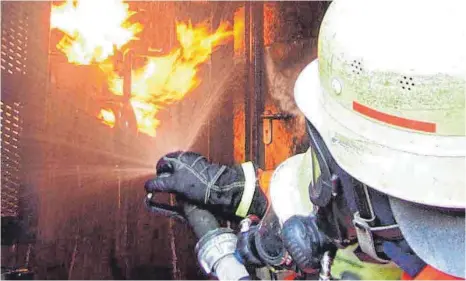  ?? ARCHIV-FOTO: ZIRLIK ?? Wenn’s brennt, kommt die Feuerwehr. Bei einem Fehlalarm kommt sie auch, aber schreibt dann eine Rechnung.