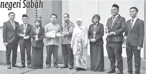  ??  ?? PESERTA SMK Datuk Pengiran Galpam Sandakan menerima hadiah naib johan forum remaja disampaika­n Mohammad (tengah).