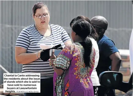  ?? /SANDILE NDLOVU ?? Chantal la Cante addressing the residents about the issue of stands which she is said to have sold to numerous buyers at Leeuwfonte­in Heights.