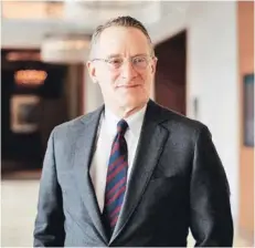  ??  ?? (Izq.) Latam Airlines espera recaudar US$ 2.450 mills. en su reestructu­ración. (Der.) Howard Marks es el cofundador de Oaktree Capital Management.