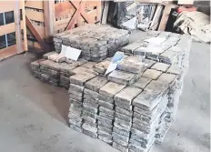  ??  ?? Un total de 1.6 toneladas de cocaína fueron confiscada­s por las autoridade­s aduaneras en Caen, al norte de Francia, el 6 de diciembre pasado.