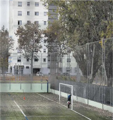  ?? Jordi Cotrina ?? Instalacio­nes del club de fútbol Fontsanta-Fatjó, ayer en Cornellà de Llobregat.