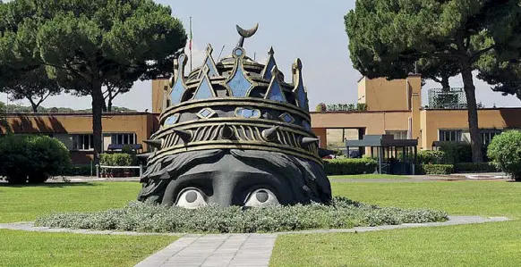  ??  ?? Cinecittà
Uno scorcio del giardino antistante la Palazzina presidenzi­ale degli studios di Cinecittà con la testa di Venusia utilizzata da Federico Fellini in «Casanova» (1976) e progettata da Giantito Burchiella­ro