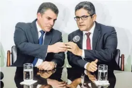  ?? AFP ?? Los fiscales Rafael Vela (izq.) y José Domingo Pérez hablaron durante una conferenci­a de prensa en Lima el 1.° de enero de este 2019.