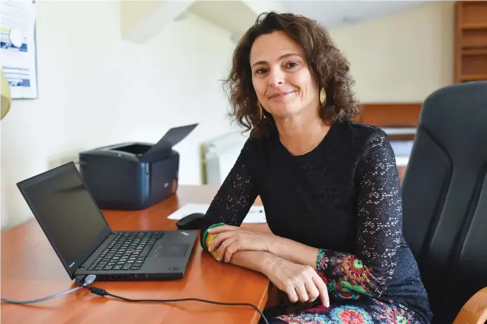  ?? (Israeli Embassy in Belgrade) ?? ISRAELI AMBASSADOR TO SERBIA Dr. Alona Fisher-Kamm at her desk in the embassy in Belgrade.