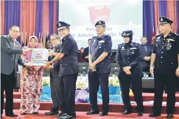  ??  ?? Shafiee (fourth right) presents a complaint box to Abdul Radzak at the launch of ‘Jom Ke Sekolah’ programme in SMK Tun Abang Haji Openg.