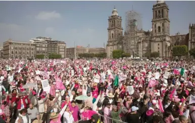  ?? AFP ?? PROTESTA.
La “Marcha por nuestra democracia” congregó a miles de personas en el Zócalo.