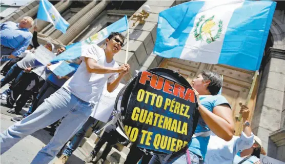  ??  ?? La decisión del parlamento fue celebrada en la capital con estallido de petardos y gritos de júbilo de cientos de manifestan­tes en las calles.