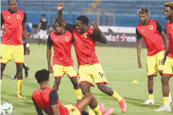  ?? RAFAEL TATI | EDIÇÕES NOVEMBRO | CAIRO ?? Jogadores da Selecção Nacional efectuaram treino de desentorpe­cimento ontem à noite