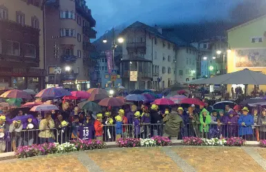  ??  ?? Stefano Pioli, alla seconda stagione con la Fiorentina A destra la festa in piazza sotto la pioggia Sotto un momento della partita persa contro il Venezia