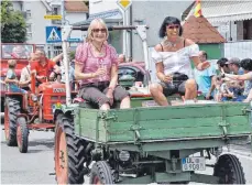  ?? SZ-FOTO: PAKL ?? Der Höhepunkt des 1a-Dorffests ist der Oldtimer-Umzug.