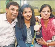  ??  ?? With her parents by her side, Sakshi Malik proudly shows off her bronze medal on Wednesday. VIPIN KUMAR/HT PHOTO