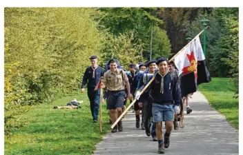  ??  ?? Les sorties en troupe permettent aux garçons d’explorer leur territoire. (Xavier de Monneron)