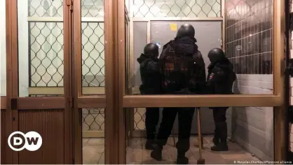  ??  ?? Police stand in front of a door of the apartment building where Oleg Navalny lives