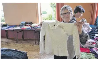  ??  ?? Chantal Lenormand, dans la salle municipale de Saint-Martin-de-Landelles, où sont exposés les vêtements destinés au don.