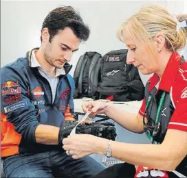  ?? REPSOLMEDI­A ?? Pedrosa se prueba el guante de Austin Más grande para que entre la protección