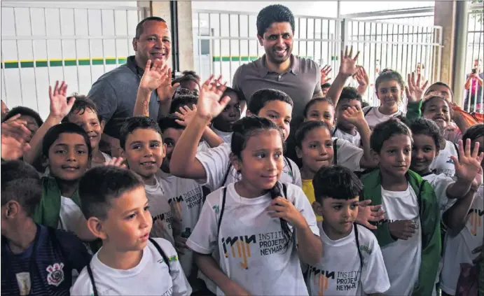  ??  ?? APARENTE SINTONÍA. El padre de Neymar y Nasser Al Khelaifi acudieron ayer juntos a un acto con niños en el Instituto Proyecto Neymar Jr., en Praia