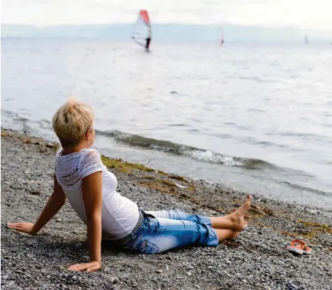  ??  ?? Olga Deding genießt den Blick auf den Bodensee. Baden kann man seit dem Wochenende hier bei Friedrichs­hafen wieder.