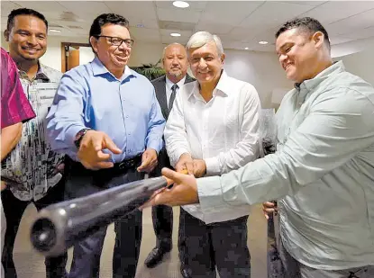  ??  ?? El tabasqueño difundió un video ayer desde Sinaloa en el que aparece con El Toro Valenzuela y donde aprovechó para enviar un saludo a Maradona, quien debutó como técnico de Dorados con estadio lleno y victoria por goliza.