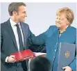  ??  ?? Nicht immer einig: Emmanuel Macron und Angela Merkel.