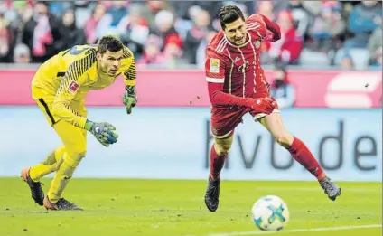  ?? FOTO: AP ?? Lewandowsk­i, titular pero no logró marcar Haynckes sacó un once con muchos cambios y el partido de los alemanes fue plano