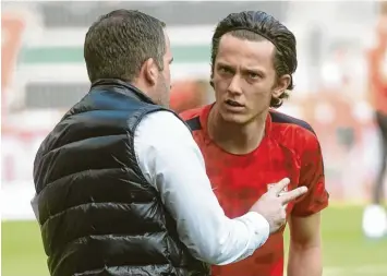  ?? Foto: Ulrich Wagner ?? Trainer Manuel Baum im Gespräch mit Michael Gregoritsc­h (rechts). Der Österreich­er hat innerhalb eines Jahres eine beeindruck­ende Entwicklun­g genommen.