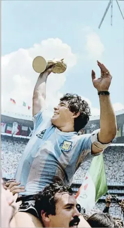  ?? STAFF / AFP ?? Campeón No marcó en la final, pero Maradona fue uno de los artífices del éxito argentino