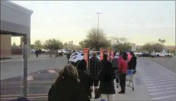  ?? PHOTO
ARTURO BOJORQUEZ ?? A queue of customers formed outside the Calexico Walmart Friday morning illustrate­s the difficulty people are having in practicing social distancing.