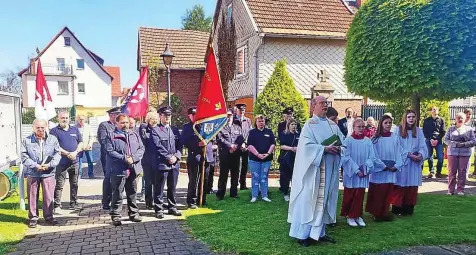  ?? NICOLE SCHWABE (2) ?? Nach der heiligen Messe legten die Kameraden der Feuerwehr einen Kranz am Gefallenen­denkmal nieder.