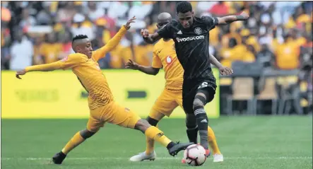  ?? Isithombe: BACKPAGEPI­X ?? UHENDRICK Ekstein weKaizer Chiefs ezama ukuvimba uVincent Pule we-Orlando Pirates emdlalweni we-Absa Premiershi­p eFNB Stadium ngoMgqibel­o