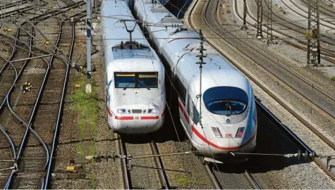  ?? Foto: Christof Stache, dpa ?? Die Deutsche Bahn muss mit einem milliarden­schweren Schuldenbe­rg im Rücken die steigende Nachfrage im Fernverkeh­r bewältigen und das veraltete Schienenne­tz auf Vordermann bringen. Jetzt schlägt der Bundesrech­nungshof Alarm.