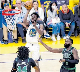  ?? JOHN G. MABANGLO / EFE ?? Destacado. Andrew Wiggins, jugador de los Warriors, anotó 26 puntos en el triunfo de su equipo frente a los Boston Celtics.