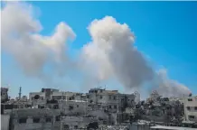  ?? ?? Una columna de humo emana de un edificio de la ciudad gazatí de Shifa, producto del impacto de un misil israelí. AFP.