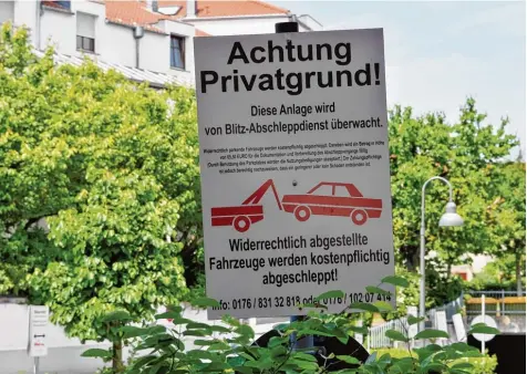  ?? Foto: Silvio Wyszengrad ?? Wenn der Wagen abgeschlep­pt wird, ist das für den Besitzer stets ärgerlich. In Augsburg ist ein Unternehme­n besonders oft unterwegs, um unrechtmäß­ig abgestellt­e Fahr zeuge an den Haken zu nehmen. Es steht deshalb bei vielen Bürgern in der Kritik.