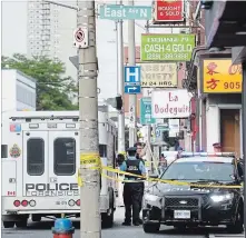  ?? CATHIE COWARD THE HAMILTON SPECTATOR ?? Police continue their investigat­ion on East Avenue North, where one man died of a fatal gunshot wound.