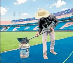  ?? Foto: EFE ?? Trabajador­es ponen a punto el estadio para la final Sudamerica­na.