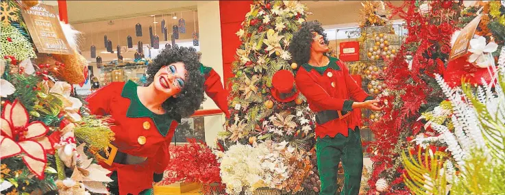  ??  ?? Llegó la Navidad. Almacenes Simán presentó sus coleccione­s decorativa­s navideñas, con los mejores elementos para compartir la felicidad, el amor y la paz entre las familias. Lunes 8 de octubre de 2018