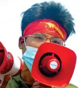 ??  ?? Megafono
Un giovane manifestan­te a Naypyidaw (Afp)