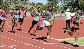  ?? Pictures: UVIWE JARA ?? PACE UP: Under 17 boys take part in the Eastern Cape provincial schools athletics 2,000m steeplecha­se at The Rec.