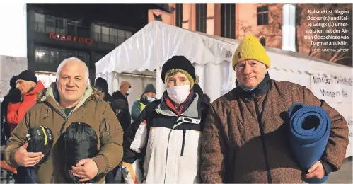  ?? FOTO: MARTINA GOYERT ?? Kabarettis­t Jürgen Becker (r.) und Kalle Gerigk (l.) unterstütz­ten mit der Aktion Obdachlose wie Dagmar aus Köln.