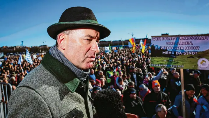  ?? Foto: Leonhard Simon, Picture Alliance/SZ Photo ?? Der Freie-Wähler-Chef und bayerische Wirtschaft­sminister Hubert Aiwanger, hier bei einer Protestkun­dgebung in München, reagiert trotzig – umso mehr, je deutlicher er kritisiert wird.