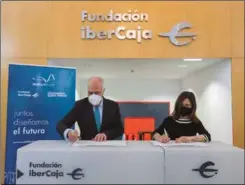  ??  ?? El director general de Fundación Ibercaja, José Luis Rodrigo, y la presidenta del Centro Español de Logística, Ana Isabel González, durante la firma del acuerdo.