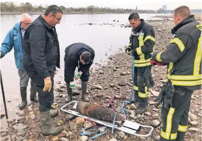  ?? FOTO: FEUERWEHR BONN ?? Experten des Kampfmitte­lräumdiens­tes bargen am Montagmitt­ag eine 110 Kilo schwere Sprenggran­ate aus dem Rhein.