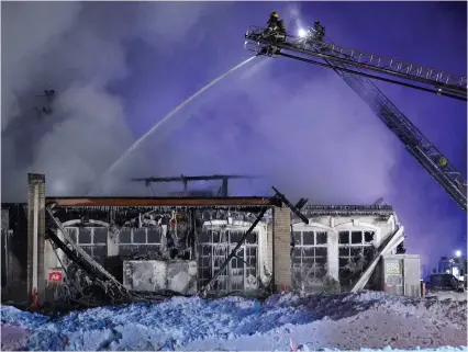  ?? PHOTO D’ARCHIVES ?? Un incendie a rasé un immeuble abritant un salon de coiffure de Caterina Miceli, sur le boulevard René-Laennec à Laval, le 9 janvier 2017. Son autre salon avait déjà été incendié la semaine précédente.