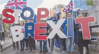  ?? - Associated Press: Ermindo Armino / Images for AVAAZ ?? Des citoyens britanniqu­es s’étaient rassemblé à Bruxelles, équipés de lettres géantes qui énoncaient un message simple et brutal: «STOP BREXIT».