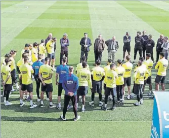  ?? FOTO: FCB ?? Bartoemu, con la plantilla el día en que el club decidió suspender la actividad por el coronaviru­s