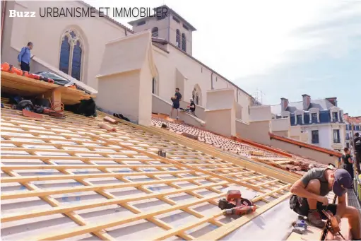  ??  ?? Parmi les nombreuses rénovation­s en cours sur SaintBonav­enture, celle du toit avec la pose de tuiles artisanale­s de Loire- sur- Rhône, et le nettoyage des vitraux de l’église.